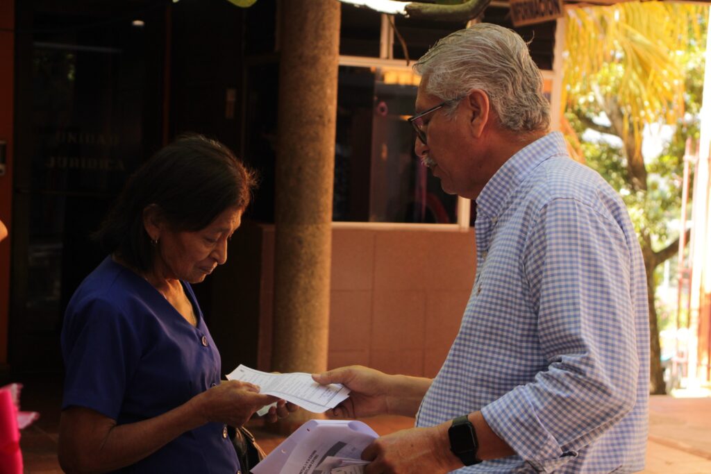 Firma de escrituras por habitantes de las comunidades Chintuc y Popotlán.