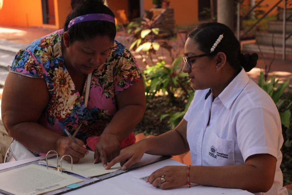 Firma de escrituras por habitantes de las comunidades Chintuc y Popotlán.